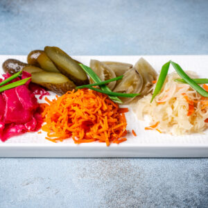 Тарілка квашених овочів