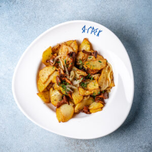 Картопля, смажена з лисичками та цибулею