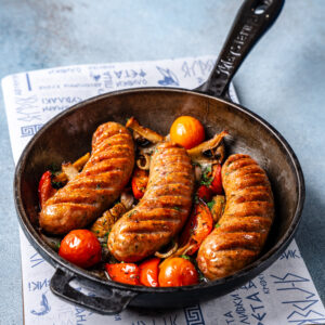 Ковбаски, запечені з овочами